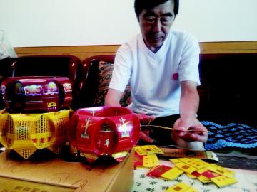 废旧烟盒变收纳盒(图)家住铁匠巷社区迎泽宾馆宿舍的邢建华是社区里有