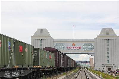 27日，第一批铁运梯队在满洲里口岸跨出国门。新华社发