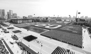 朝鲜阅兵式上，队伍用颜色组合出“60”和朝鲜国旗的样子。