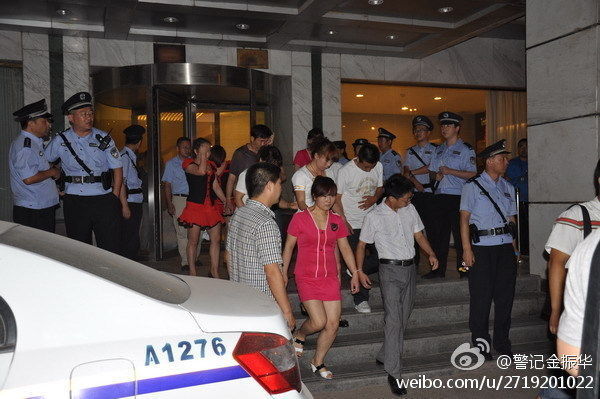 兰州警方调集200余名警力扫黄(1)_社会万象_光明网(组图)