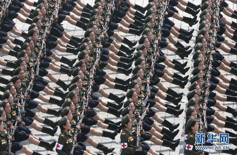 7月27日，朝鲜在平壤金日成广场举行阅兵式，庆祝朝鲜战争停战60周年。朝鲜最高领导人金正恩和朝鲜党政军领导人出席。这是女兵方阵在阅兵式上接受检阅(7月27日摄)。 新华社记者张利摄