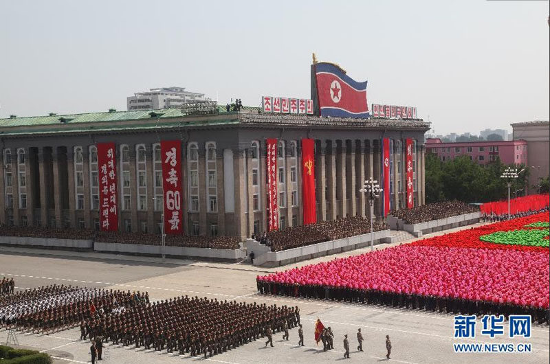 7月27日，朝鲜在平壤金日成广场举行阅兵式，庆祝朝鲜战争停战60周年。朝鲜最高领导人金正恩和朝鲜党政军领导人出席。这是女兵方阵在阅兵式上接受检阅(7月27日摄)。 新华社记者张利摄