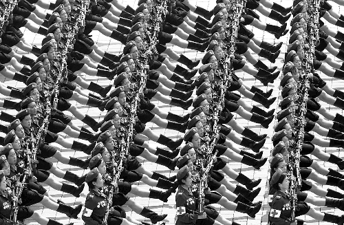 这是朝鲜女兵方阵在庆祝朝鲜战争停战60周年阅兵式上接受检阅（7月27日摄） 新华社
