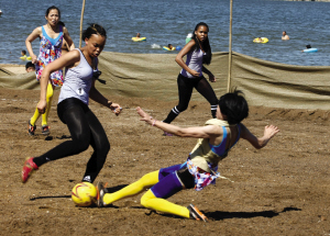 外国美女、国内大妈穿泳装踢沙滩足球(图)