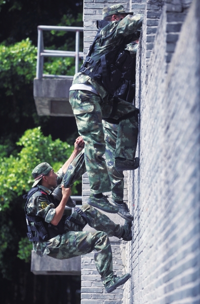 福州公安边防支队机动部队:与汗水为伴百炼成钢(组图)