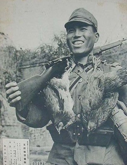 日本兵扛着枪不是去战争,而是去农户家中杀鸡