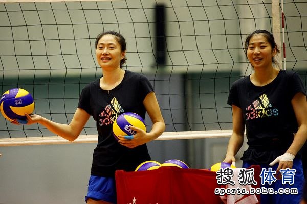 图文:中国女排北京集训 马蕴雯来喂球