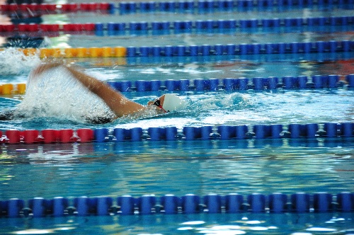 图文听障奥运会游泳比赛何悦悦在比赛中