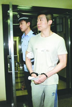 嫌疑人乔宇被押进法庭
