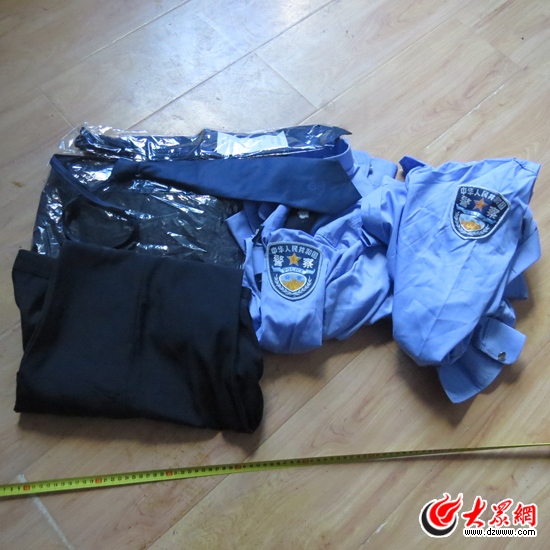 打工仔为过"警察瘾" 穿警服倒卖警用装备(组图)