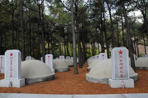 原文配图:朝鲜桧仓中国人民志愿军烈士陵园内的烈士墓.