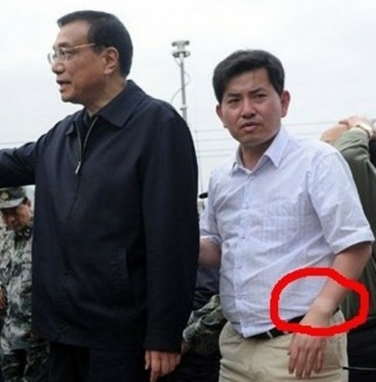 雅安无表哥总理面前藏手表