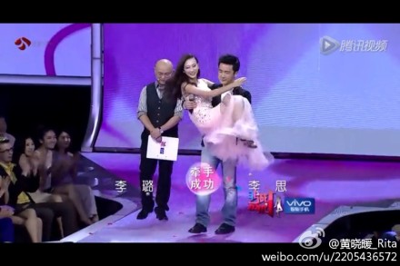 《非诚》李璐牵手李念哥哥李思 李思造玫瑰花海求爱(组图)