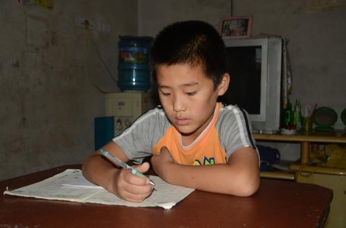 父亲早逝母亲改嫁 青县10岁男孩渴望能继续读