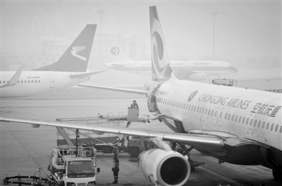 2012年3月16日，首都机场受到大雾影响，数百架次航班取消。 资料图片/新京报记者 陈杰 摄