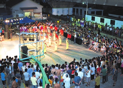 村民们围坐在谭家埭社区文化广场观看节目.孔令锋摄