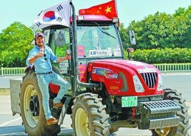韩国男子拖拉机游中国 80天从黑龙江到广西
