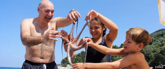 美国夫妇捉到全球第2只六脚章鱼 一家人将其吃