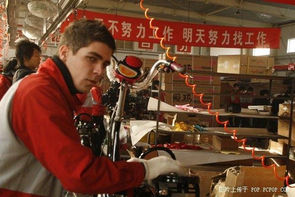 美国一男子在中国打工 称月薪仅1500元【组图】(1)_社会万象_光明网-搜狐滚动