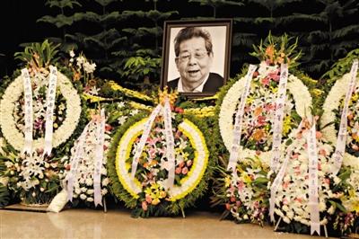 家属选择了一张微笑的朱乃正遗像,让不少人回忆起往昔风趣、幽默的朱先生。 新京报记者 秦斌 摄