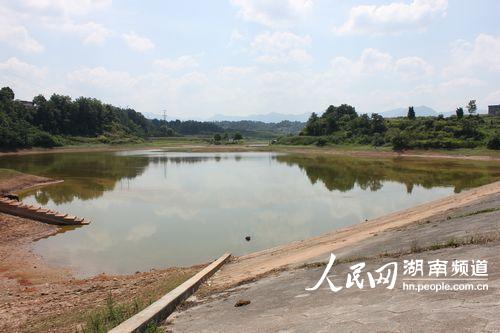 龙山县小i型水库华塘街道龙颈坳水库当前水位已接近死库容(防汛办张华