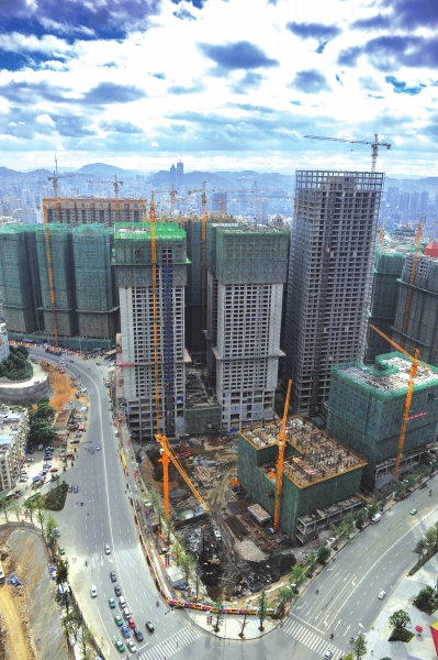 2010年,号称"中国第一超级大盘"的"花果园"项目在贵阳开盘,这个总投资