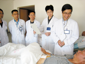 徐鹏远教授检查患者康复情况。 供图