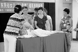 催乳师公益培训班昨日开课,月嫂及家政人员在进行催乳培训课程。 通讯员供图