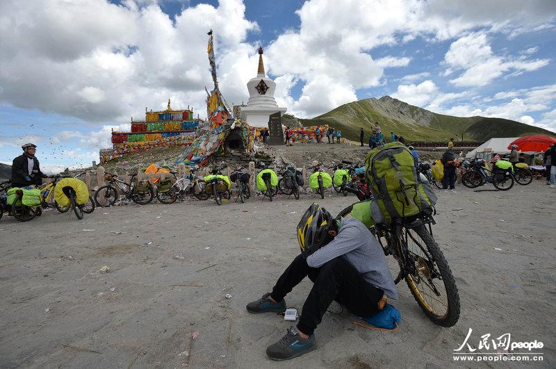 众多骑行318国道川藏线的骑游者在此休息集结