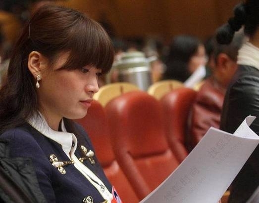 2013年,1月24日,浙江省政协十一届一次会议开幕式上,宗庆后女儿宗馥莉成为焦点。这是她第一次以政协委员的身份参会。