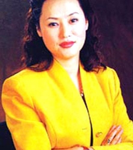创业板上市公司国腾电子的实际控股人何燕,低调能干,被外界称作“美女富豪”。她多年混迹四川政商圈,曾多次上榜福布斯中国富豪榜和胡润百富榜,还曾被评为胡润榜四川IT首富。