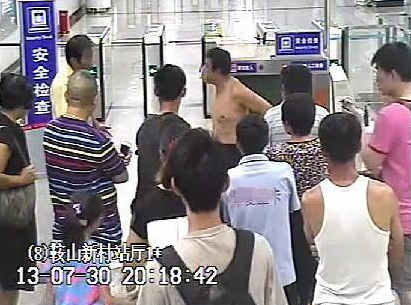 地铁站允许纳凉望市民听从管理 赤膊进站违反轨交条例