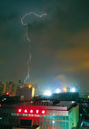 暴雨雷电夜袭石家庄 美丽闪电划破天际(图)