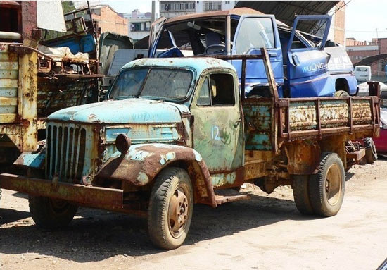 1958年,南京汽车制造厂仿制苏联"嘎斯51"生产的跃进130轻型卡车