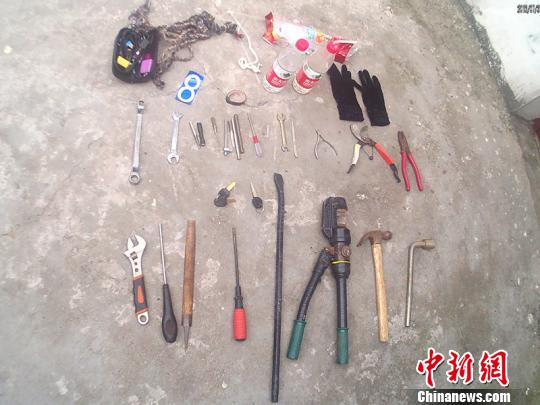 警方收缴的作案工具.图片由警方提供 刘良伟 摄