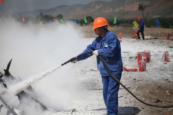 消防咨询中心的工作人员通过讲解近期国内发生的几起重大火灾事故案例