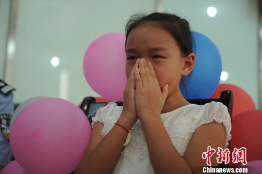 图为小黄蓉在民警陪伴下许下11岁生日愿望。 陈超 摄