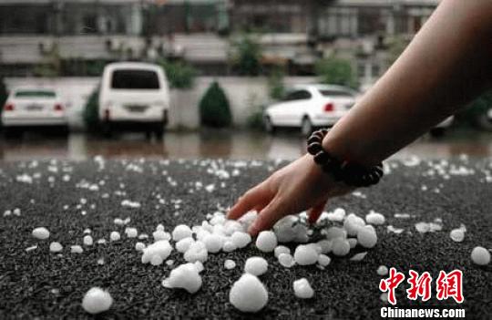 8月1日，下午13时左右杭州下起了冰雹 网友 摄