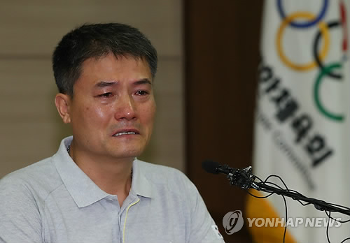韩国举重国家代表队总教练吴承雨涉嫌对一名国家队女选手进行性骚扰。1日，他召开记者会否认了自己的嫌疑。（韩联社）