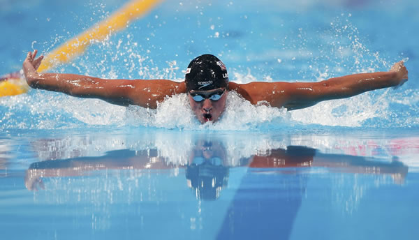 图文:男子200米混合泳决赛 罗切特在蝶泳比赛-搜狐体育