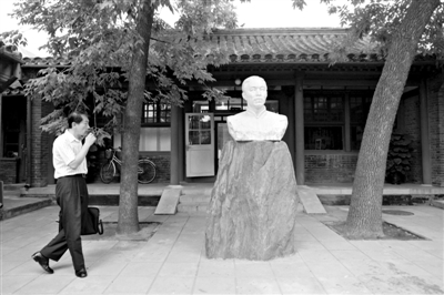 7月19日,茅盾故居,茅盾的孙子沈韦宁在爷爷的雕像前。他呼吁要妥善管理茅盾故居和遗物。新京报记者 薛珺 摄