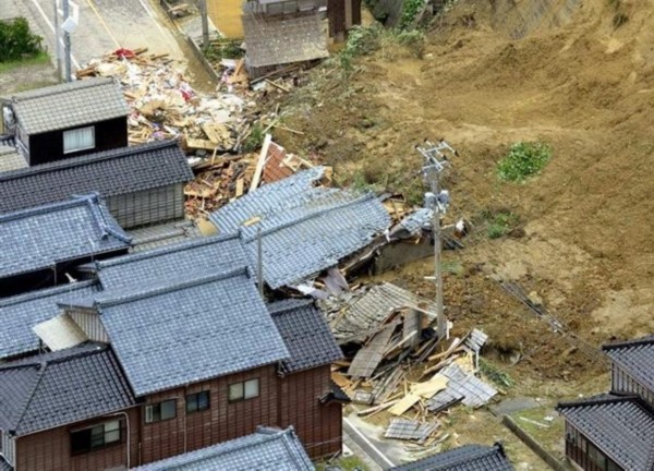 日本国内暴雨雷电成灾 多地遭遇洪水和泥石流(图)日本新潟县长冈市8月