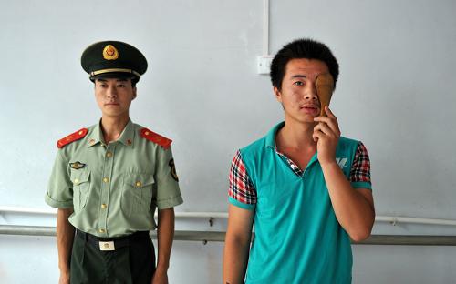 河北:应征男青年参加征兵体检(组图)