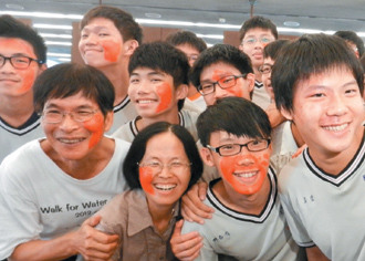台湾学生脸涂红墨水 体验脸部有胎记的人所受