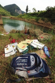 溺亡学生的书包和课本摆放在岸边。　图/IC