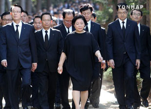 韩国现代集团会长玄贞恩一行8月3日前往朝鲜金刚山访问。