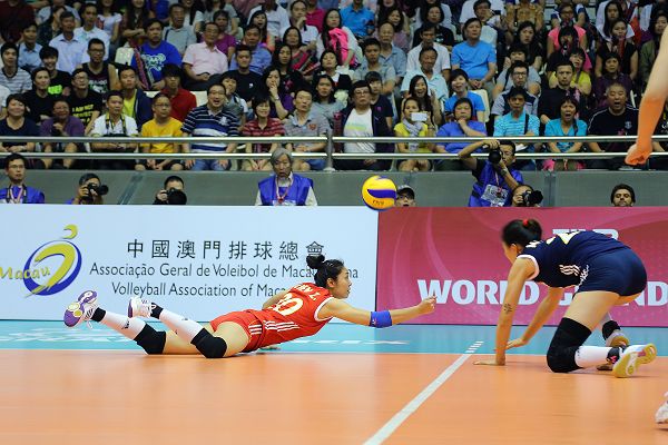 图文[大奖赛]女排3-0古巴 陈展鱼跃救球-搜狐体育