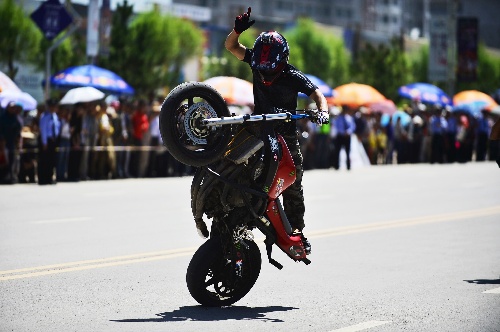 图文:高原摩托狂欢节开幕 摩托车特技表演