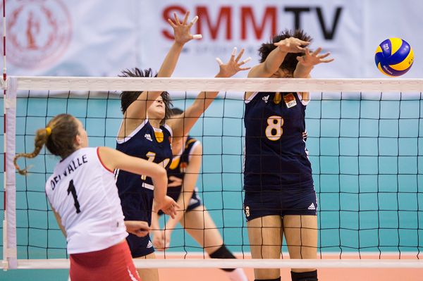 图文:[世少赛]女排3-2秘鲁 孙海平袁心玥拦网