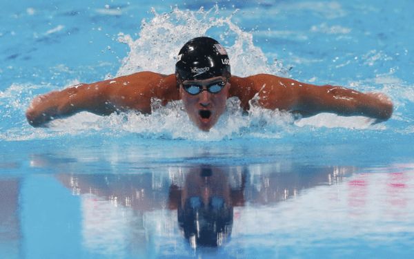 图文:男子100米蝶泳决赛 罗切特出水换气
